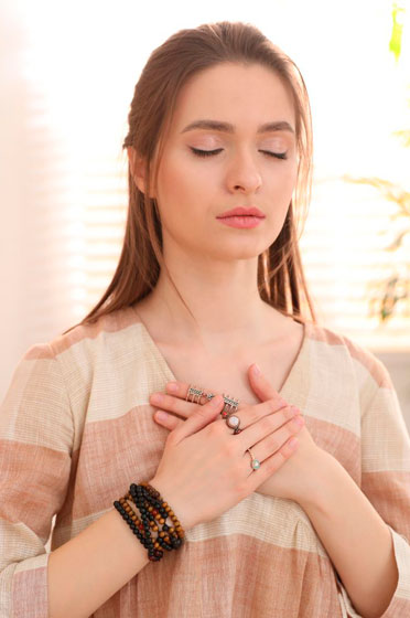 Reconheça e aprenda com todas suas emoções, percebendo como cultivar serenidade e reagir com consciência e tranquilidade diante dos desafios