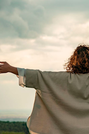 Identificar e soltar crenças que não servem mais, abrindo caminho para uma vida mais leve e livre, vivendo assim o Maternar de forma mais presente e intencional, alinhada com os valores que ressoam com sua alma